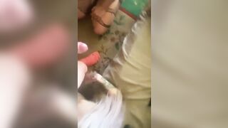Due amiche teen si dividono il cazzo e lo succhiano