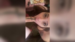 Due amiche teen si dividono il cazzo e lo succhiano