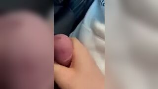 Anteprima del video: Fidanzata gli fa una sega e un pompino veloce in treno
