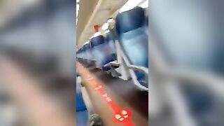 Fidanzata gli fa una sega e un pompino veloce in treno