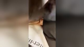 Fidanzata gli fa una sega e un pompino veloce in treno