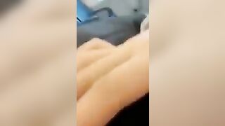Fidanzata gli fa una sega e un pompino veloce in treno