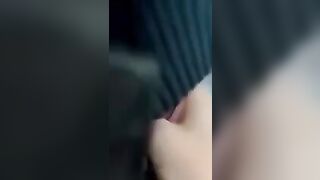 Fidanzata gli fa una sega e un pompino veloce in treno