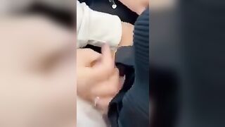 Fidanzata gli fa una sega e un pompino veloce in treno