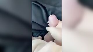 Fidanzata gli fa una sega e un pompino veloce in treno