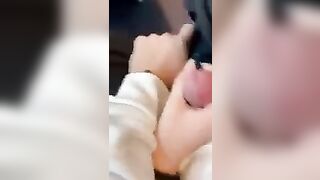 Fidanzata gli fa una sega e un pompino veloce in treno