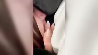 Fidanzata gli fa una sega e un pompino veloce in treno