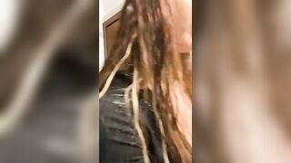 In diretta scolla e fa vedere le tette ai fan