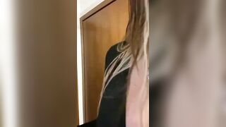 In diretta scolla e fa vedere le tette ai fan