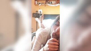 Fidanzata bruna fa un pompino casalingo al ragazzo