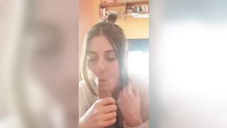 Fidanzata bruna fa un pompino casalingo al ragazzo