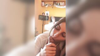 Fidanzata bruna fa un pompino casalingo al ragazzo