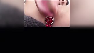 Morettina si sculaccia la figa e si mette il plug nel culo