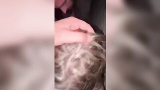 Puttana bionda spompina gli amici dopo il passaggio