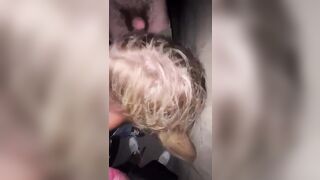 Puttana bionda spompina gli amici dopo il passaggio