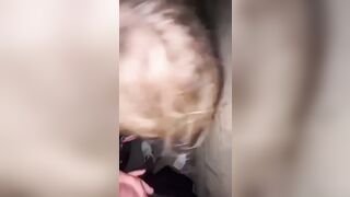 Puttana bionda spompina gli amici dopo il passaggio