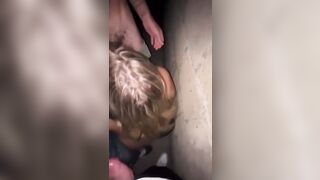 Puttana bionda spompina gli amici dopo il passaggio