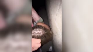 Puttana bionda spompina gli amici dopo il passaggio