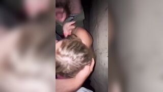 Puttana bionda spompina gli amici dopo il passaggio