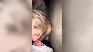 Puttana bionda spompina gli amici dopo il passaggio