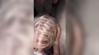 Puttana bionda spompina gli amici dopo il passaggio