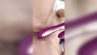 Bionda tatuata si masturba la figa liscia con dialoghi