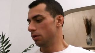 La mammina svergina il figliolo segaiolo