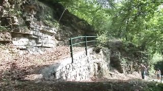 Papà si scopa la figlia durante una gita nei boschi