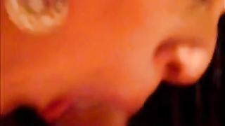 Chiaretta ciuccia ed inghiotte la sborra