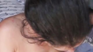 Sborro sul seno della mia ragazza di 18 anni