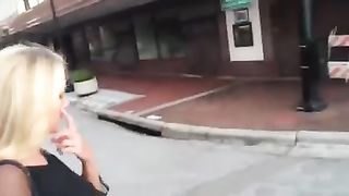 Gira per strada con la faccia sborrata