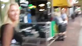 Gira per strada con la faccia sborrata