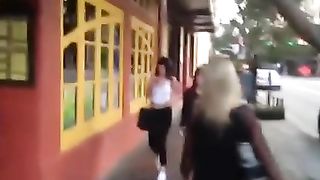 Gira per strada con la faccia sborrata