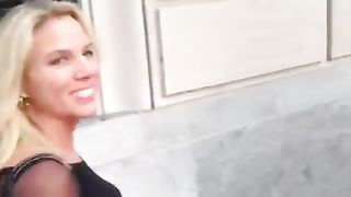 Gira per strada con la faccia sborrata