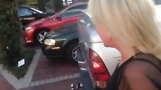 Gira per strada con la faccia sborrata