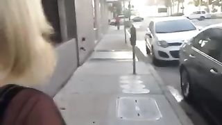 Gira per strada con la faccia sborrata