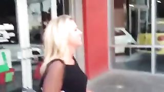 Anteprima del video: Gira per strada con la faccia sborrata