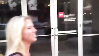 Gira per strada con la faccia sborrata