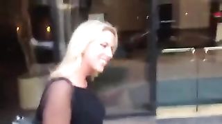 Gira per strada con la faccia sborrata