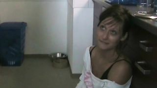 Spompina in ginocchio in cucina