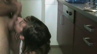 Spompina in ginocchio in cucina