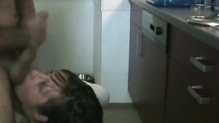 Spompina in ginocchio in cucina