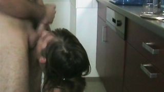 Spompina in ginocchio in cucina