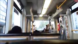 La fidanzata gli fa una sega sul treno