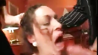 Violentata brutalmente da due uomini