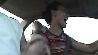 Sega un cazzo mentre guida