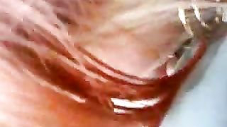 18enne pisana me lo succhia in auto