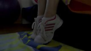 Svergina il culo di una 18enne coi codini