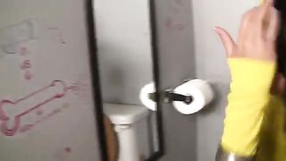 Glory Hole nel bagno dell'Autogrill