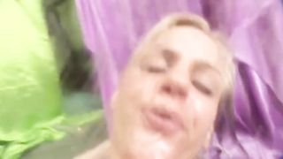 Sesso lesbo selvaggio con fisting ed enormi dildo